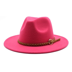 Dettaglio cappello fedora rosa con fascia intrecciata marrone e fibbia in metallo oro