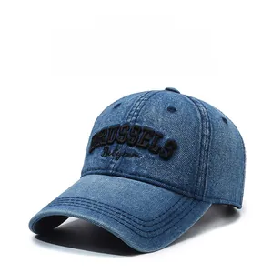 Détail de la broderie BRUSSELS sur casquette en denim délavé vintage avec bord incurvé