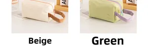 Dettagli di trousse in velluto a coste beige e verde con manici robusti e trama rigata