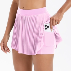 Detail eines rosa Tennisrocks mit integrierter Handytasche und blickdichter Innenhose