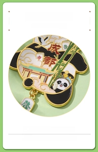 Dettaglio macro della calamita panda in smalto con rilievo metallico e lucidatura