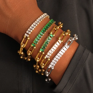 Chic horseshoe link bracelet set with square zircon accents in gold and silver finish