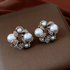 Orecchini vintage dorati con perle bianche e dettagli floreali in strass scintillanti