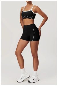 Détail de l'ensemble brassière de sport et short taille haute noir à liserés blancs