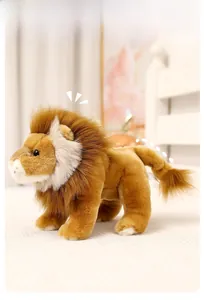 Gros plan d'une peluche lion montrant sa fourrure brune douce et sa crinière détaillée
