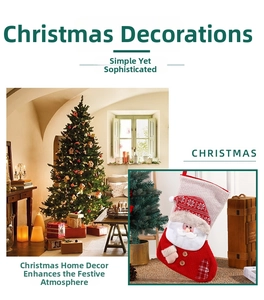 Detail einer rot-weißen Strick-Weihnachtssocke mit 3D-Weihnachtsmann und Karo-Aufnähern