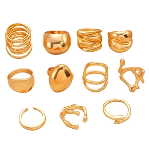 Detail von 11-teiligem Goldring-Set mit geschmolzener Lava und geometrischen Designs
