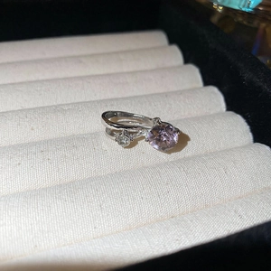 Détail d'une bague double couche en argent avec un zircon violet de taille ronde