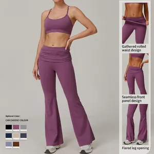 Ensemble de yoga violet avec pantalon évasé taille haute et haut de sport à bretelles