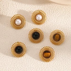 Trois paires de boucles d'oreilles tournesol dorées avec perle, pierre noire et oeil de tigre