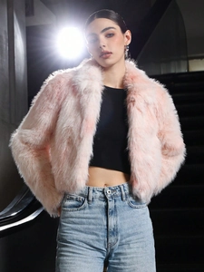 Veste courte en fausse fourrure rose pour femme avec col montant et texture moelleuse