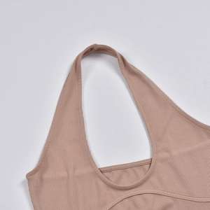Dettaglio del top all'americana in maglia a coste beige con bordi rifiniti e cuciti