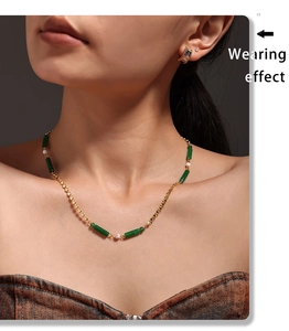 Effet de porter du collier bambou doré avec aventurine verte et détail de perle
