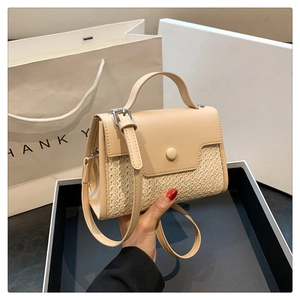 Détail du sac à main minimaliste en paille et simili cuir beige avec bandoulière réglable