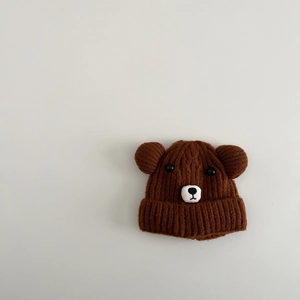 Gros plan du bonnet d'hiver en tricot marron avec oreilles d'ours et visage animal
