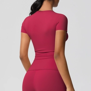 Détail de l'ensemble de yoga rose foncé avec haut à manches courtes et pantalon taille haute