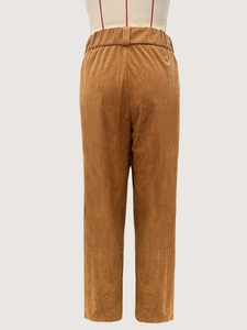 Détail du pantalon en velours côtelé caramel montrant la taille élastique et la texture au dos