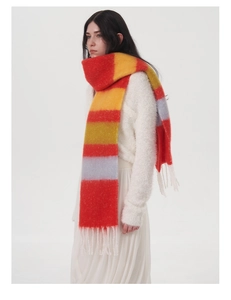 Détail de l'écharpe d'hiver à rayures colorées avec franges, texture douce et style