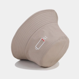 Détail de la broderie batterie 1% sur le chapeau bob en coton beige avec coutures fines