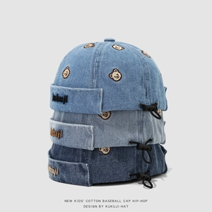 Trois chapeaux en jean pour enfants avec broderie ours en bleu clair, moyen et foncé