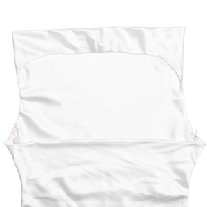 Vue détaillée du tissu en satin blanc avec découpe carrée et fermeture éclair invisible