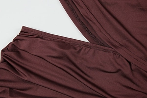 Gros plan détaillé du tissu rouge foncé avec fronces et coutures plates soignées