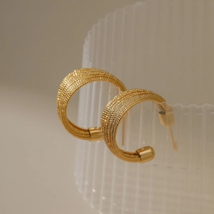 Elegantes pendientes de aro en forma de C bañados en oro de 18K con múltiples hilos