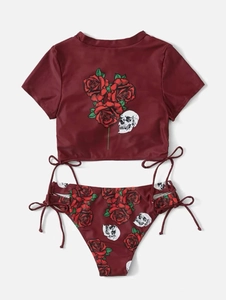 Détail d'un bikini bordeaux avec imprimé gothique de roses et têtes de mort