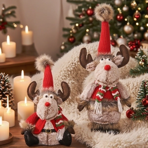Zwei süße Weihnachtsrentier-Plüschfiguren mit roten Hüten in gemütlicher Atmosphäre
