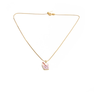 Détail du collier plaqué or avec pendentif bubble tea en émail rose et paille rouge