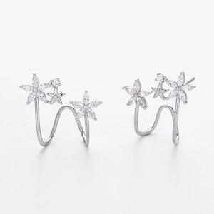 Dettaglio ear cuff in argento S925 con fiori e zirconi a stella per donne