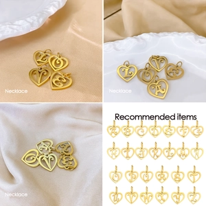 Pendentifs lettre coeur en acier inoxydable doré pour colliers et bijoux personnalisés.