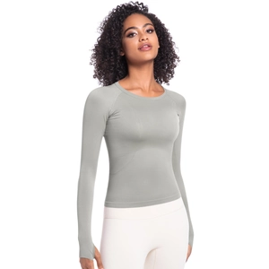 Dettaglio della maglia da yoga grigio chiaro a maniche lunghe con maglia senza cuciture e asole
