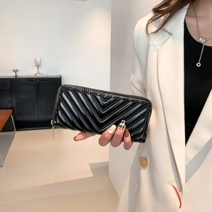 Elegante portafoglio a bustina in pelle trapuntata nera con raffinate cuciture a V