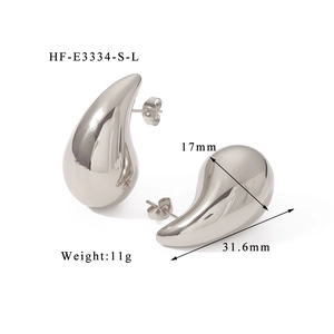 Détail des boucles d'oreilles goutte argentées avec dimensions de 31,6mm sur 17mm et 11g