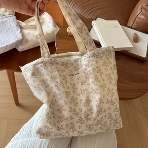 Detail der floralen Canvas-Tasche mit Metallreißverschluss und Simple Wish Etikett
