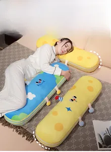 Detailansicht der weichen langen Plüschkissen, die ein Model im Bett hält