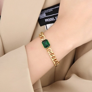 Détail du bracelet gourmette plaqué or 18K avec un grand cristal vert de taille émeraude