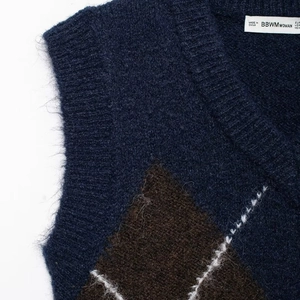 Vintage V-Ausschnitt Strickweste mit dunkelblauem, weißem und braunem Rautenmuster