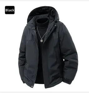 Detailansicht der schwarzen Kapuzenjacke mit winddichtem Stoff und Klettverschlussbündchen