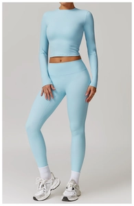 Vue détaillée de l'ensemble de yoga bleu clair avec legging taille haute et haut court