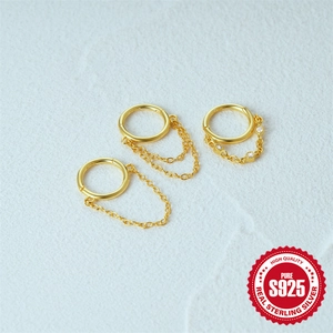 Tre orecchini a cerchio in argento S925 placcato oro con catenine e zirconi