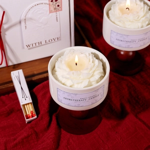 Flower shaped scented candle with ceramic wood base and gift box for Valentine gift