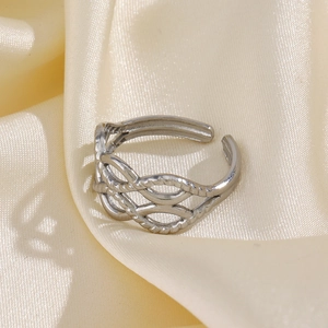 Bague ouverte entrelacée en acier inoxydable argenté sur fond de soie élégant