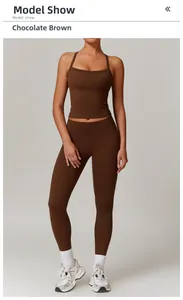 Ensemble de yoga marron chocolat avec haut dos nu et leggings taille haute sur modèle
