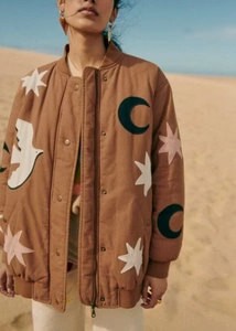 Detail der braunen Vintage-Jacke mit Mond- und Sternstickerei und Rippbündchen