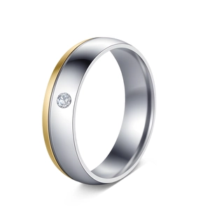 Makroaufnahme der zweifarbigen Titanring mit Silber und Gold sowie eingesetztem Diamant
