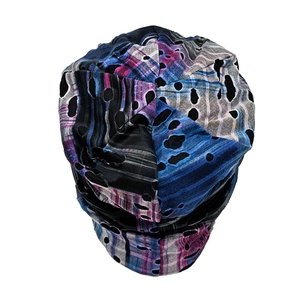 Dettaglio del passamontagna mimetico con inserti in maglia blu e viola dallo stile punk