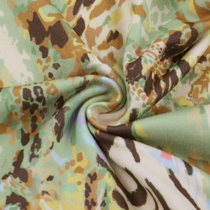 Macro-opname van abstracte camouflageprint en gebreide textuur op de bikini top