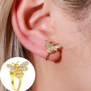 Dettaglio di ear cuff a forma di ape con strass bianchi e finitura placcata oro 18K